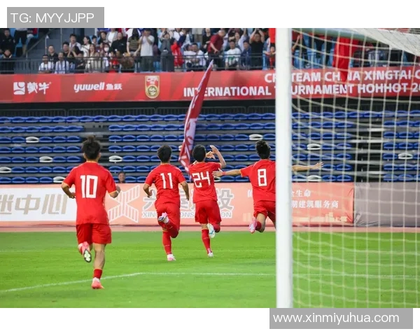 足球明星与女粉丝亲密互动瞬间引发热议球迷们纷纷点赞支持