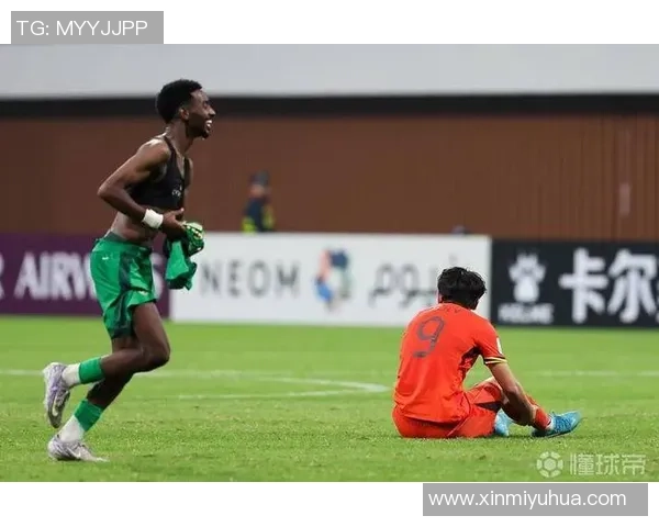 足球明星在草地上的精彩滑行瞬间集锦回顾与分析