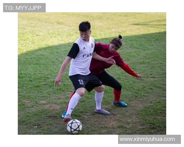 足球明星情感丰富的多情种动作展现球场内外的魅力与风采