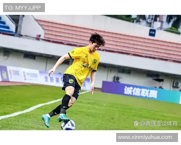 足球明星新闻记者揭秘绿茵场背后的故事与球员生活的真实面貌